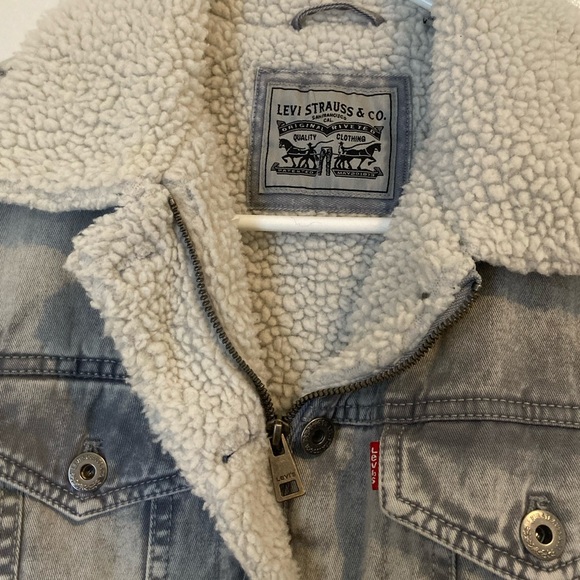 Levi’s gray wash faux fur lined jean jacket - Picture 4 of 6